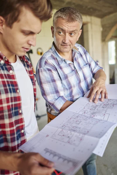 Trabajadores manuales en objetos de construcción — Foto de Stock