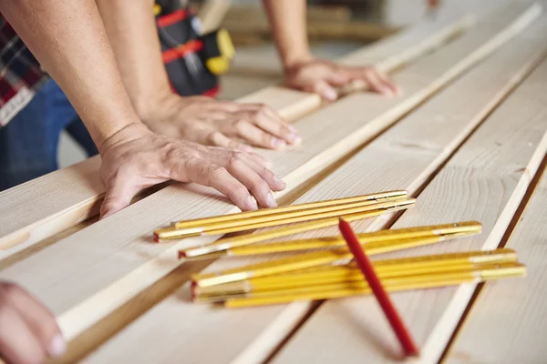 Tischler arbeiten zusammen — Stockfoto