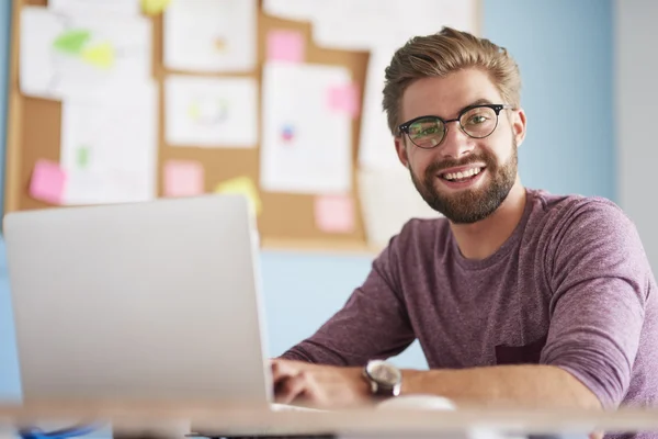 Homem trabalhando como freelancer — Fotografia de Stock