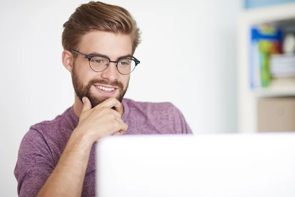 Hombre trabajando como freelancer — Foto de Stock