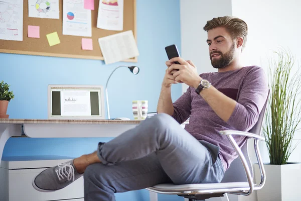 Uomo e il suo ufficio a casa — Foto Stock