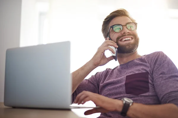 Uomo e il suo ufficio a casa — Foto Stock