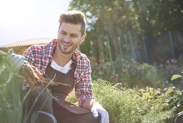 Mann Bauer auf seinem Feld — Stockfoto