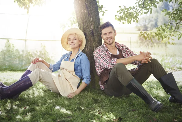 Couple of farmers have a rest — Stock Photo, Image