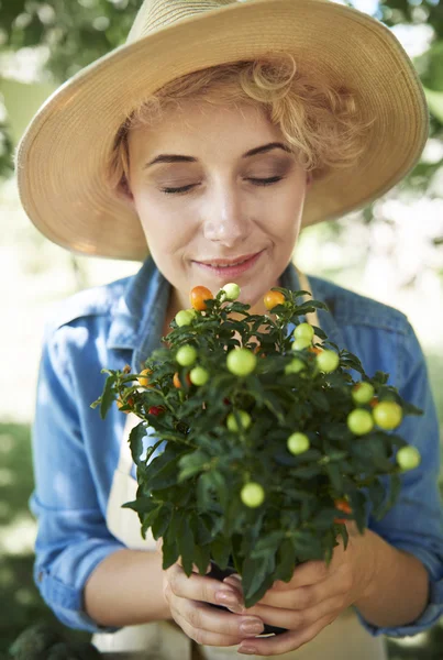 Woman working on her farm — Stock Photo, Image