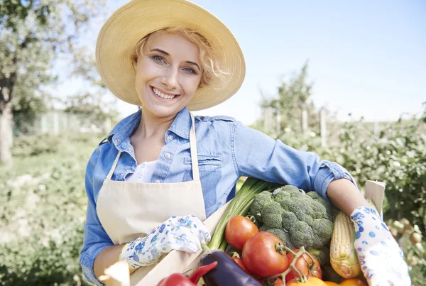 Donna che lavora nella sua fattoria — Foto Stock