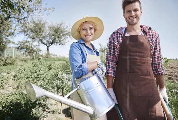 Jóvenes agricultores en el campo —  Fotos de Stock