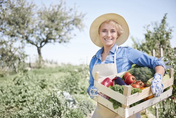 그녀의 농장에 일 하는 여자 — 스톡 사진