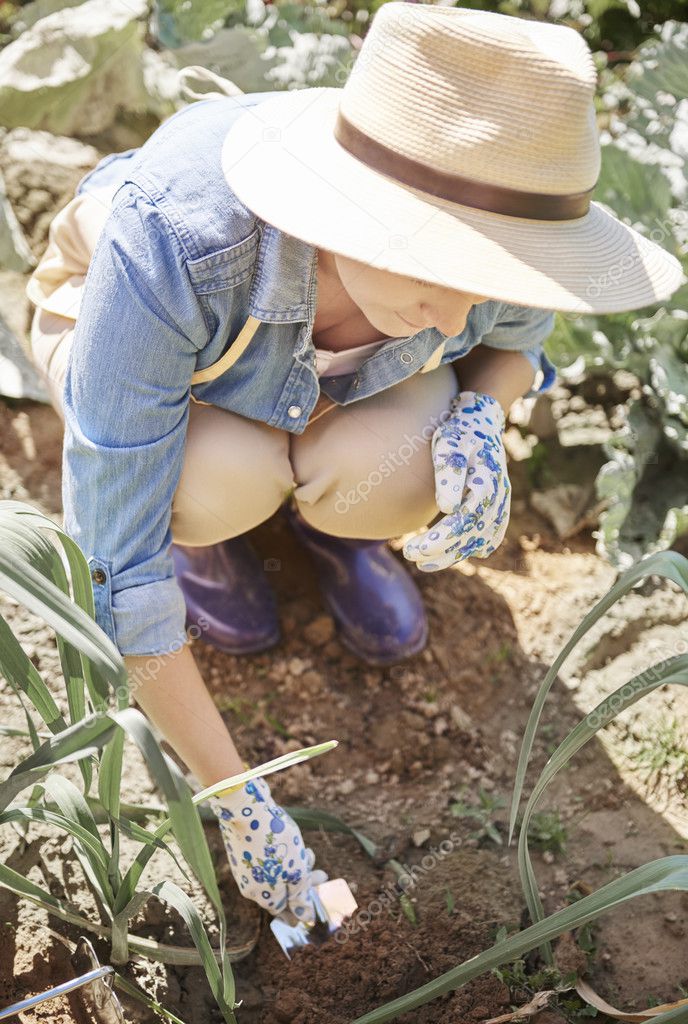 Mujer trabajando en su granja — Foto de stock #128299806