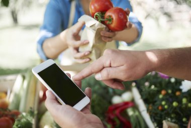 Yemeğe para için kablosuz teknolojisini kullanarak  