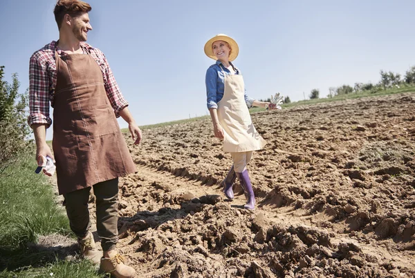 Unga jordbrukare på fältet — Stockfoto