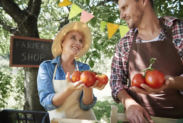 Farmers selling some organic vegetables — Stock Photo, Image