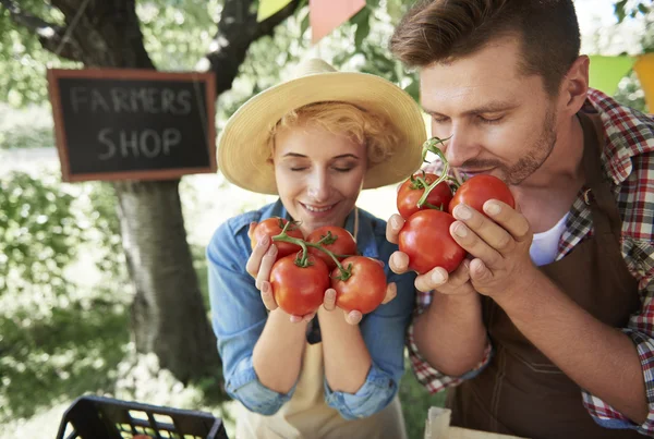 Farmers selling some organic vegetables — Stock Photo, Image