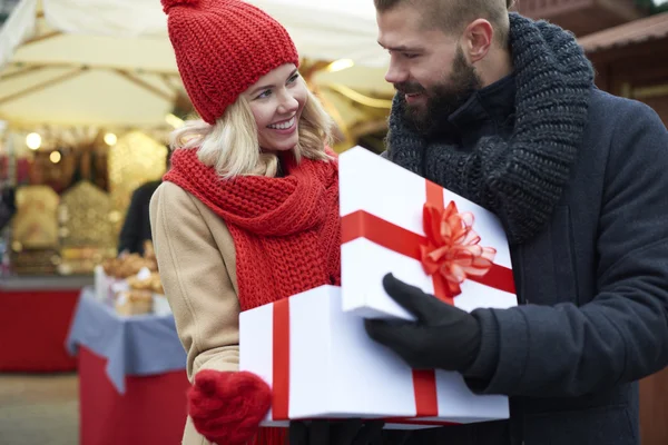 Paar verliefd tijd buitenshuis doorbrengen — Stockfoto