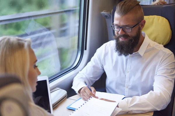 Geschäftstreffen während der Zugfahrt — Stockfoto