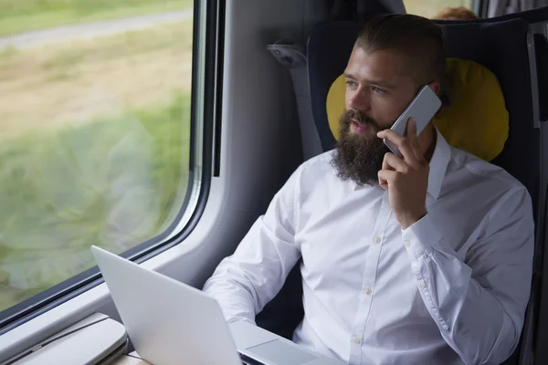 Jeune homme d'affaires dans le train — Photo