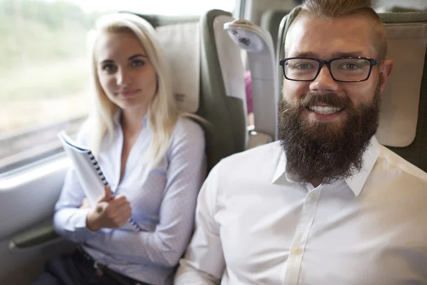 Geschäftstreffen während der Zugfahrt — Stockfoto