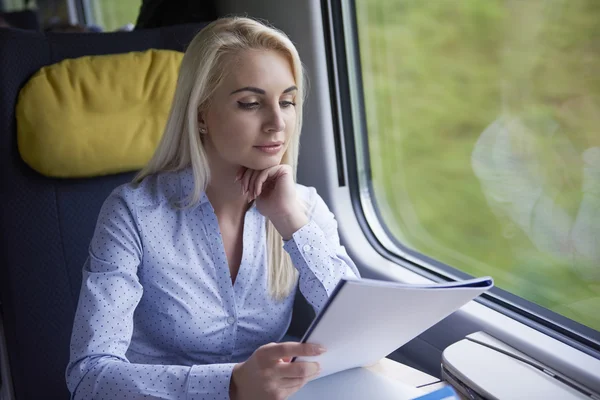 Mujer rubia en el tren — Foto de Stock