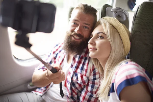 Casal jovem viajando — Fotografia de Stock