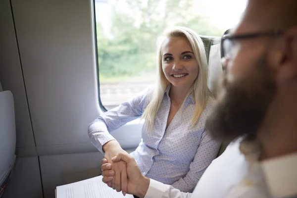 Geschäftstreffen während der Zugfahrt — Stockfoto