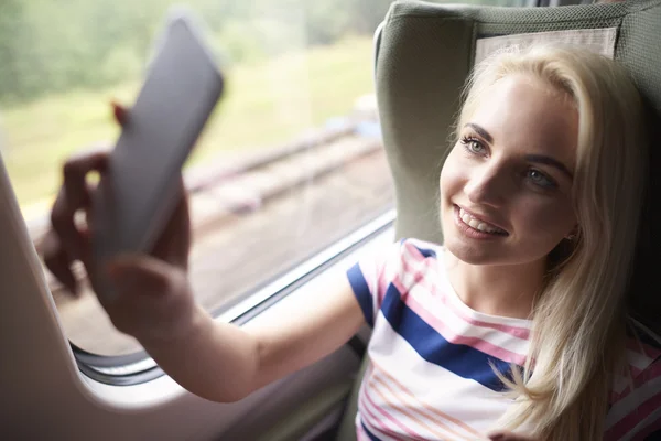 Vrouw reizen in de trein — Stockfoto