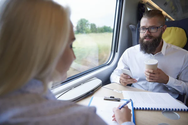 Geschäftstreffen während der Zugfahrt — Stockfoto