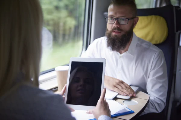 Reunião de negócios durante a viagem de trem — Fotografia de Stock