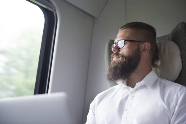 Jeune homme d'affaires dans le train — Photo