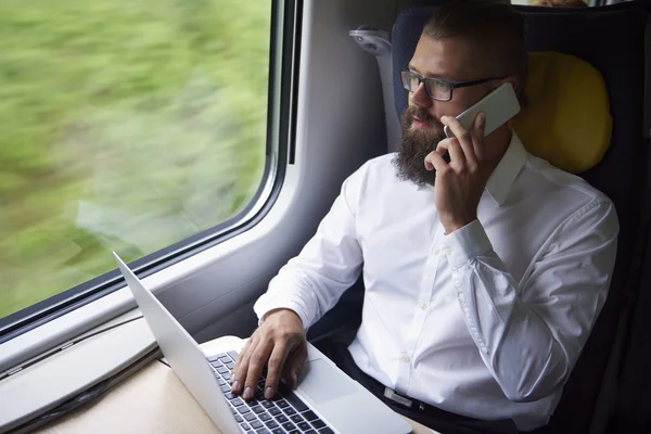 Giovane uomo d'affari in treno — Foto Stock