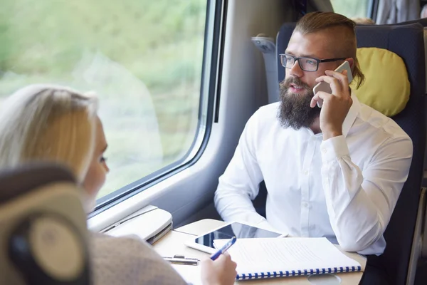 Reunião de negócios durante a viagem de trem — Fotografia de Stock