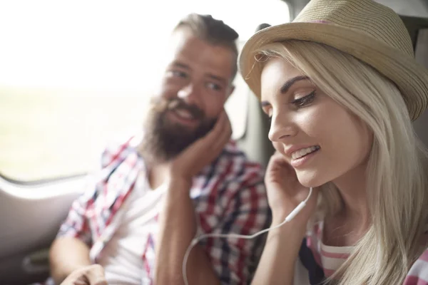 Young couple traveling — Stock Photo, Image