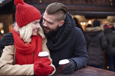 Genç çift kahve içiyor. 