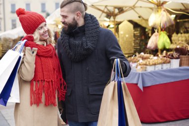 Çift chosing Noel hediyeleri