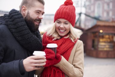 Genç çift kahve içiyor. 