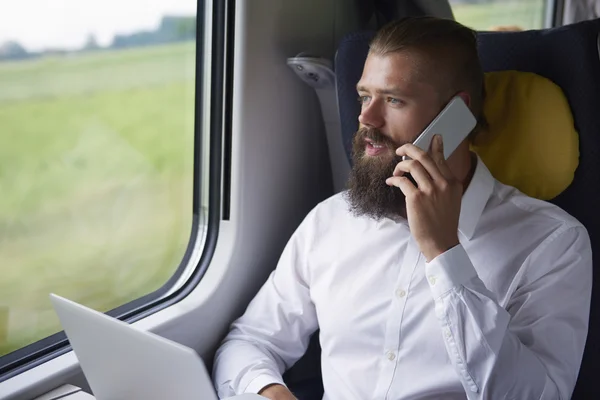 Jeune homme d'affaires dans le train — Photo