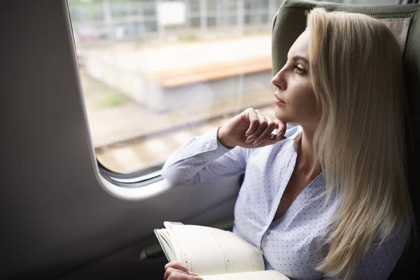Mujer rubia en el tren —  Fotos de Stock