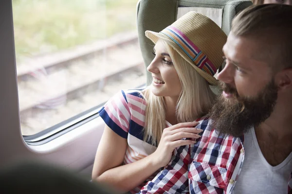 Young couple traveling — Stock Photo, Image