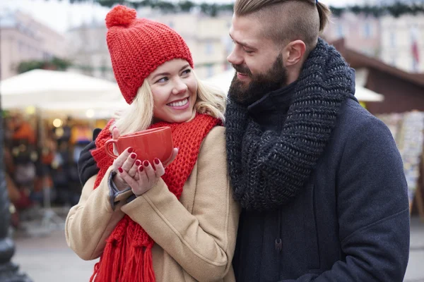 Pareja enamorada pasar tiempo al aire libre — Foto de Stock