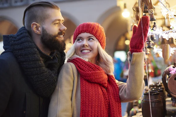 Pareja enamorada pasar tiempo al aire libre — Foto de Stock