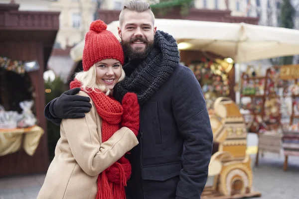 Paar verliefd op kerstmarkt — Stockfoto