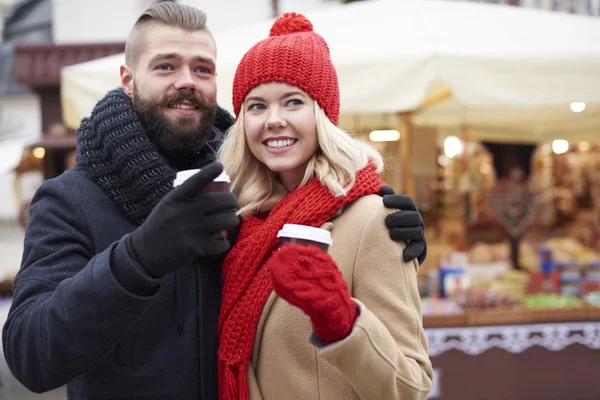 Verliebtes Paar auf Weihnachtsmarkt — Stockfoto