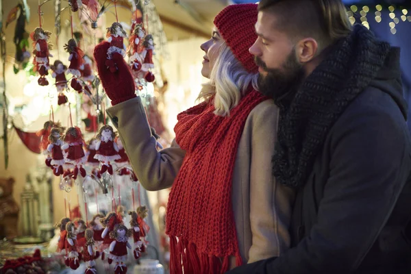 Pareja enamorada en el mercado navideño — Foto de Stock