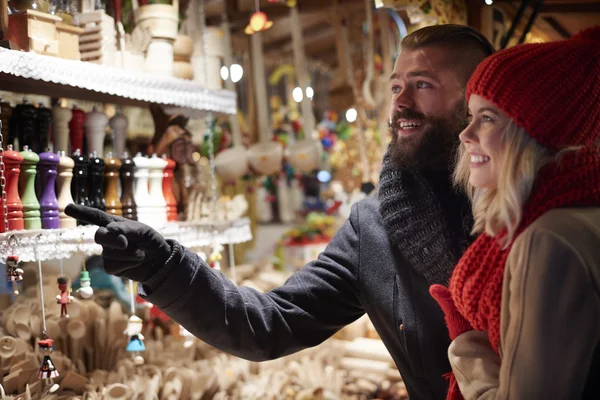 Verliebtes Paar auf Weihnachtsmarkt — Stockfoto