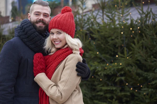 Par i kärlek på julmarknad — Stockfoto