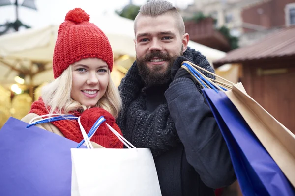 Verliebtes Paar auf Weihnachtsmarkt — Stockfoto