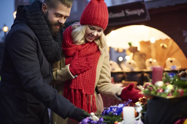 Mann und Frau auf Weihnachtsmarkt — Stockfoto