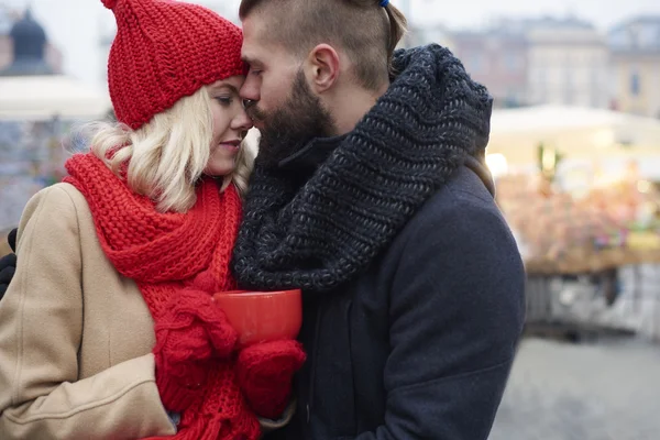 Mann und Frau auf Weihnachtsmarkt — Stockfoto