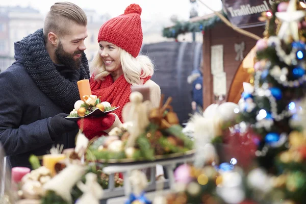 男と女のクリスマス マーケットに — ストック写真