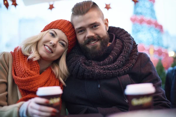 Mann und Frau auf Weihnachtsmarkt — Stockfoto