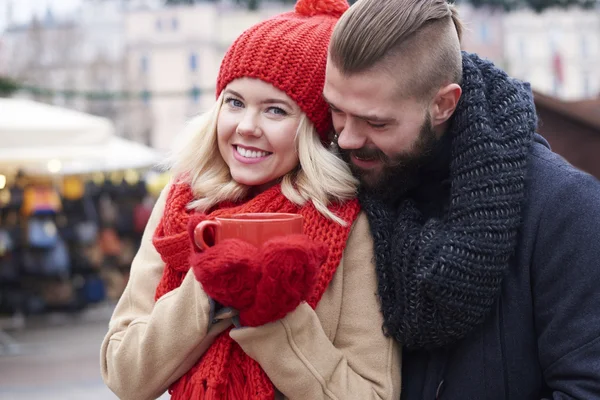 男と女のクリスマス マーケットに — ストック写真